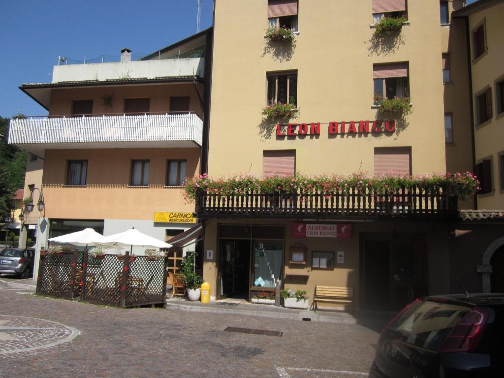 Albergo Leon Bianco Moggio Udinese Exterior foto